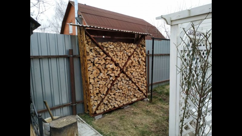 Дровяник из подручных средств
