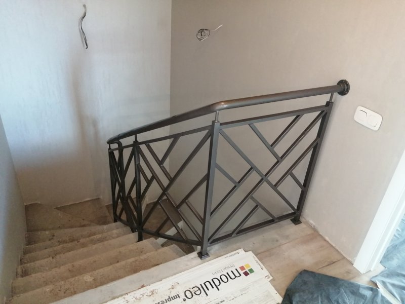Ограждение лестницы из профильной трубы