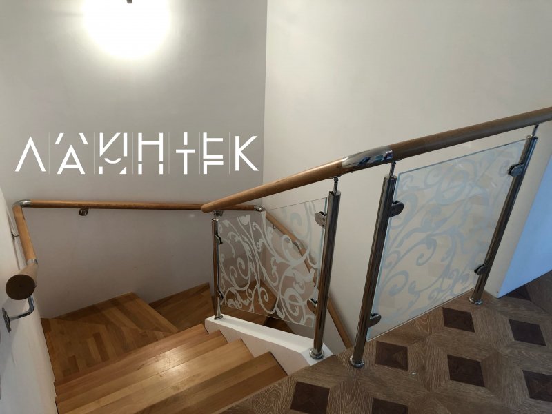 Стеклянное ограждение для крыльца с деревянным поручнем