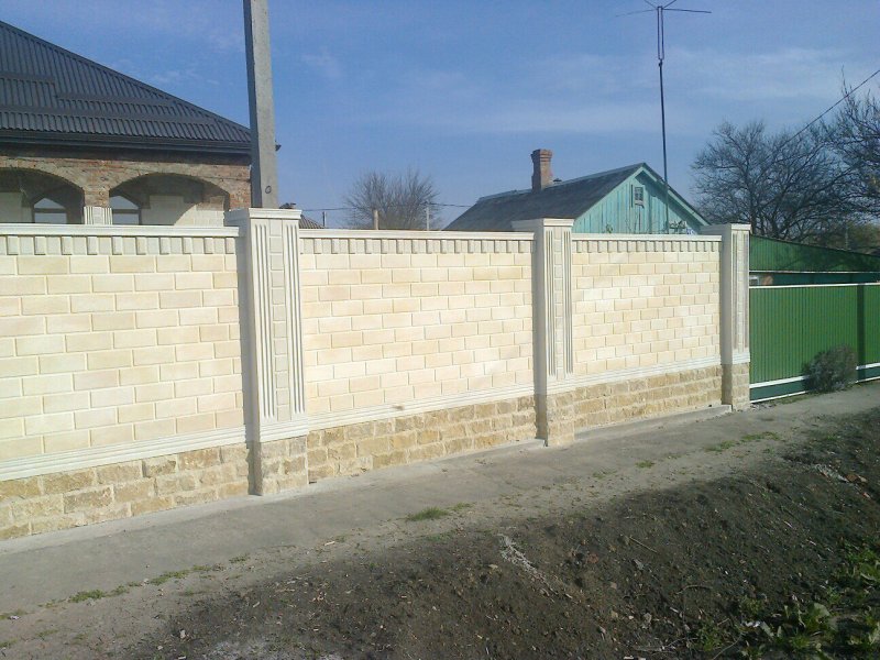 Отделка забора дагестанским камнем