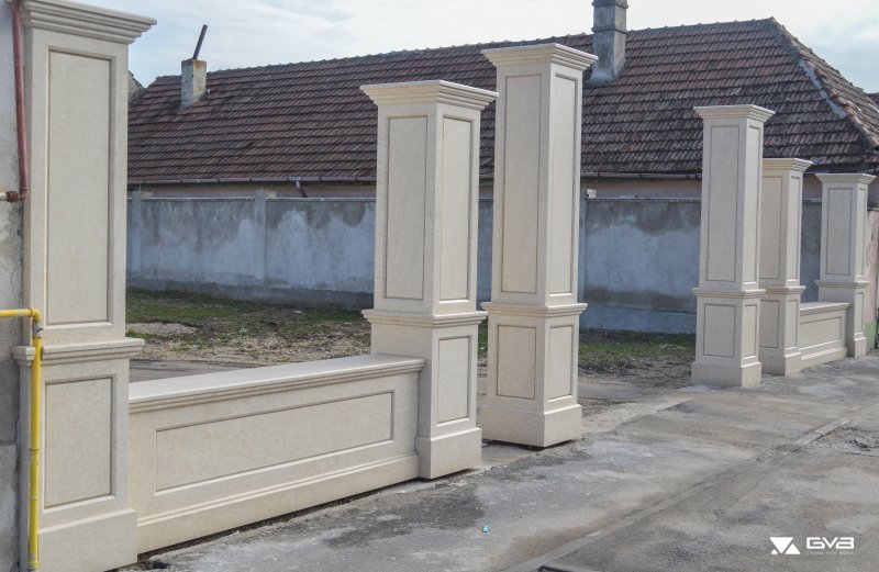 Колонны из травертина