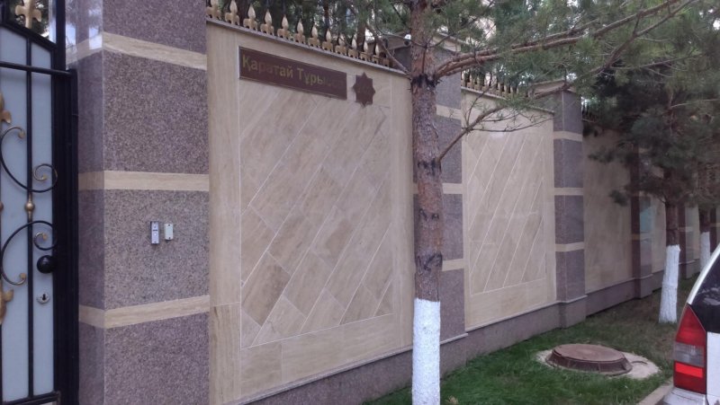 Забор травертин
