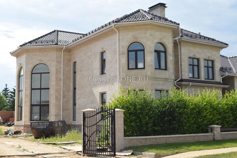 Дома в Армении из белого травертина