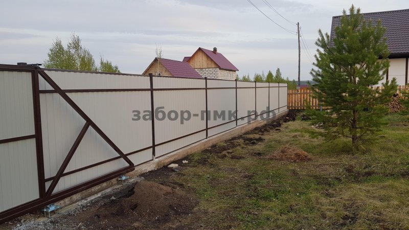 Забор из профнастила между столбами