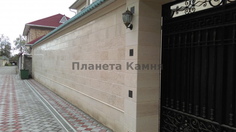 Забор из жидкого травертина