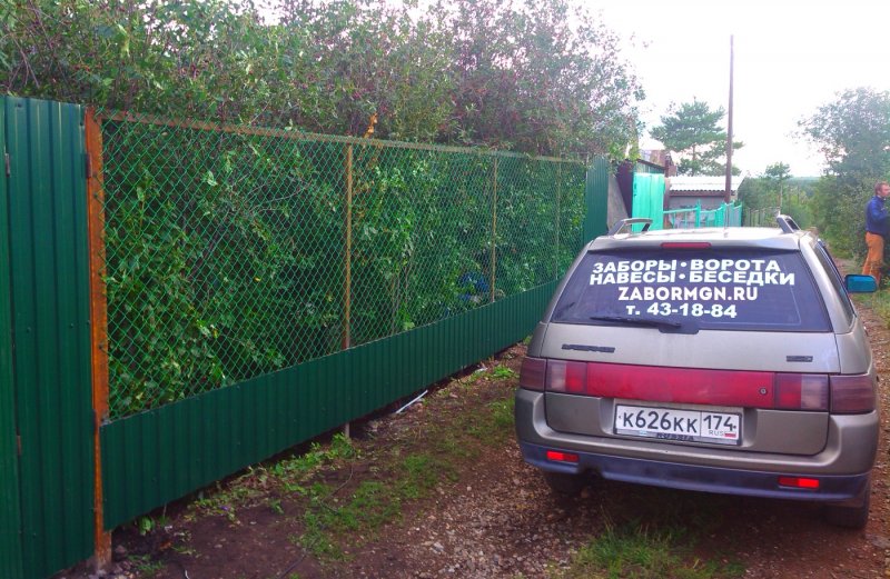 Комбинированный забор с сеткой