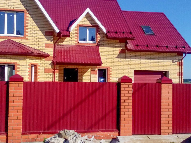 Крыши и заборы из профнастила