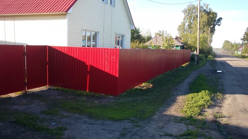 Красный забор из профнастила