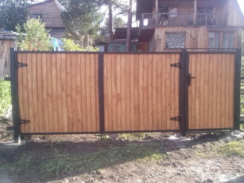 Калитка из профнастила под дерево