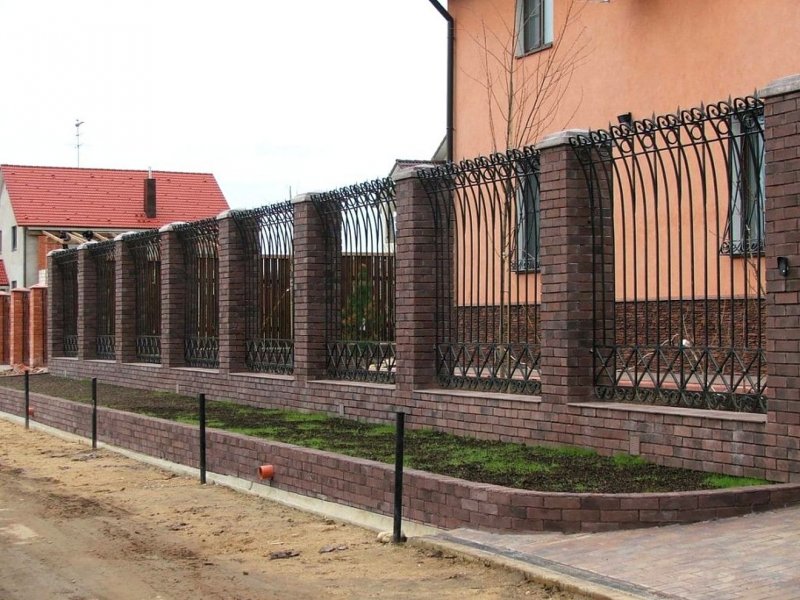 Кованый забор современный