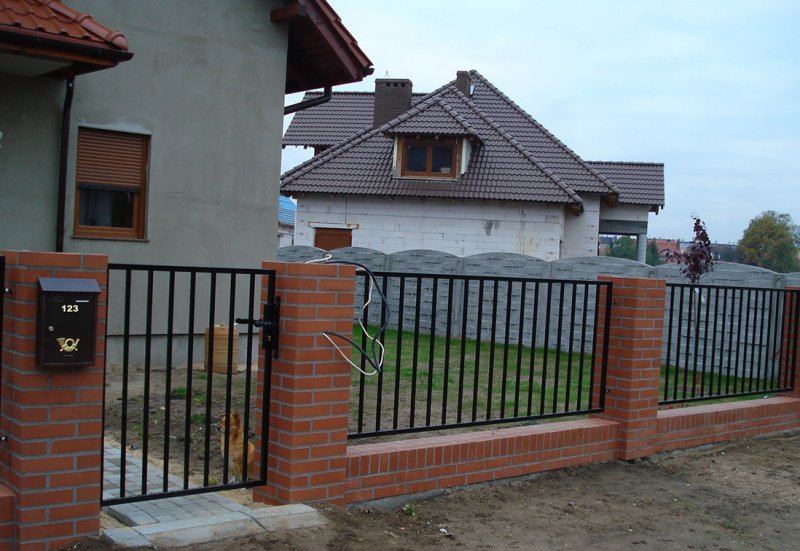 Кирпичный дом с забором