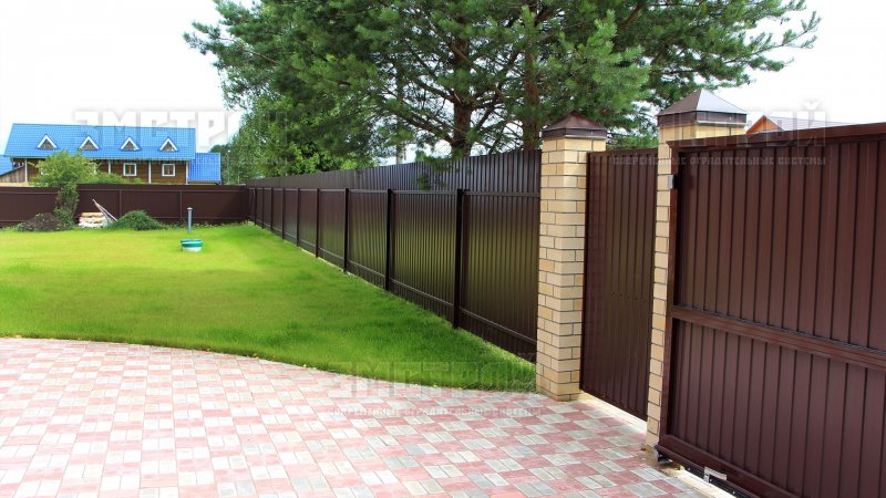 Дом с забором из профнастила