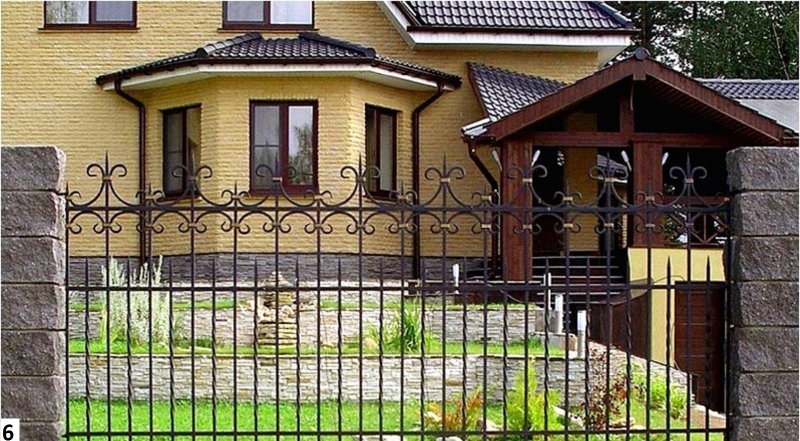 Дом с кованым забором