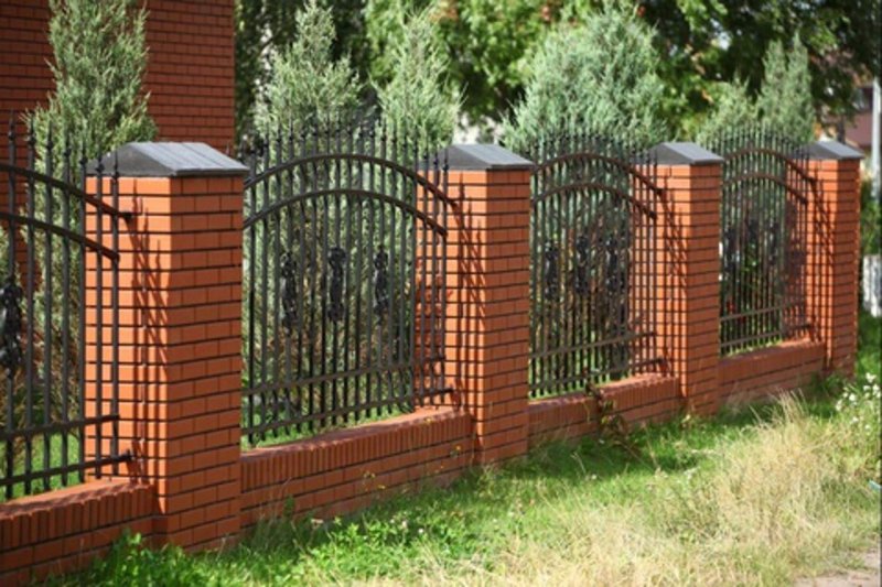 Забор из красного заборного кирпича