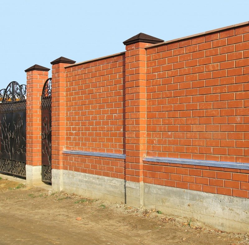 Кирпичный забор