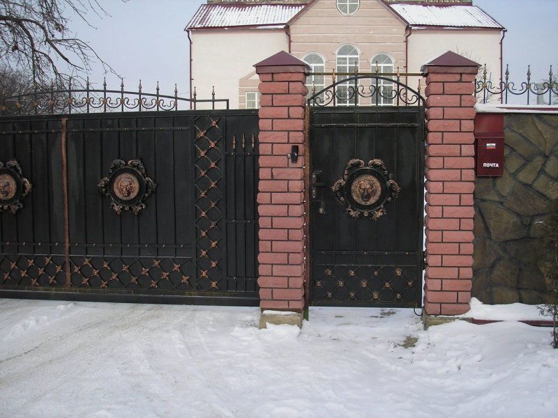 Кованые ворота с элементами животных