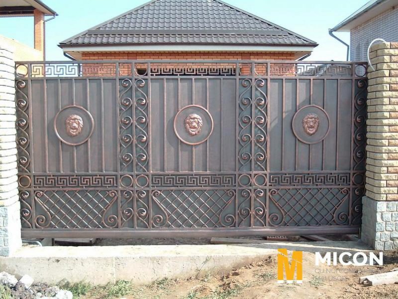 Кованые с профлистом ворота со львами