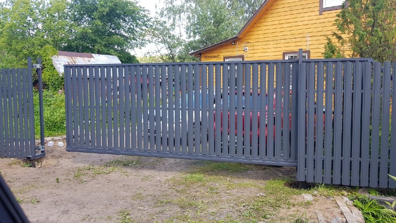 Откатные ворота из штакетника с калиткой