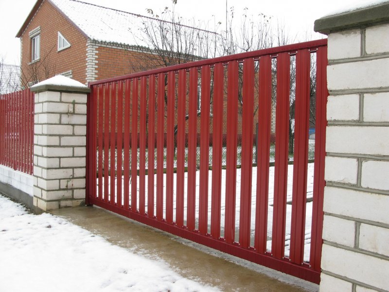 Откатные ворота с забором из штакетника