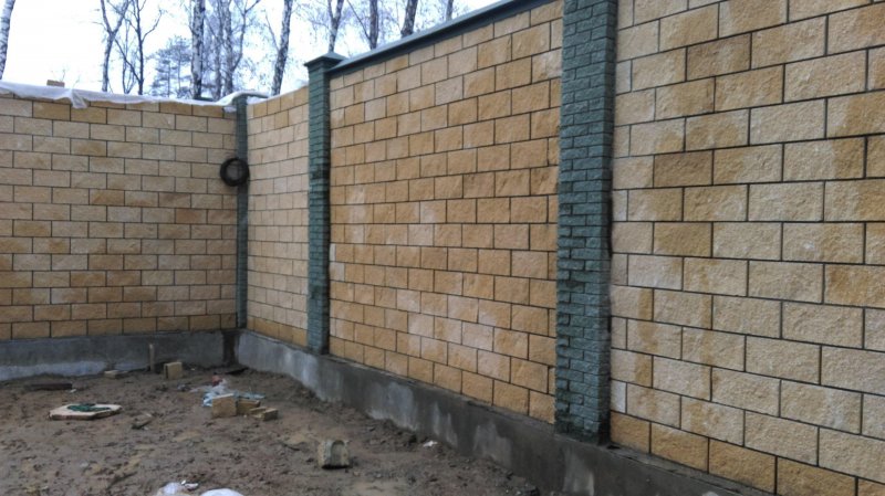 Забор из Бессер блока с ковкой