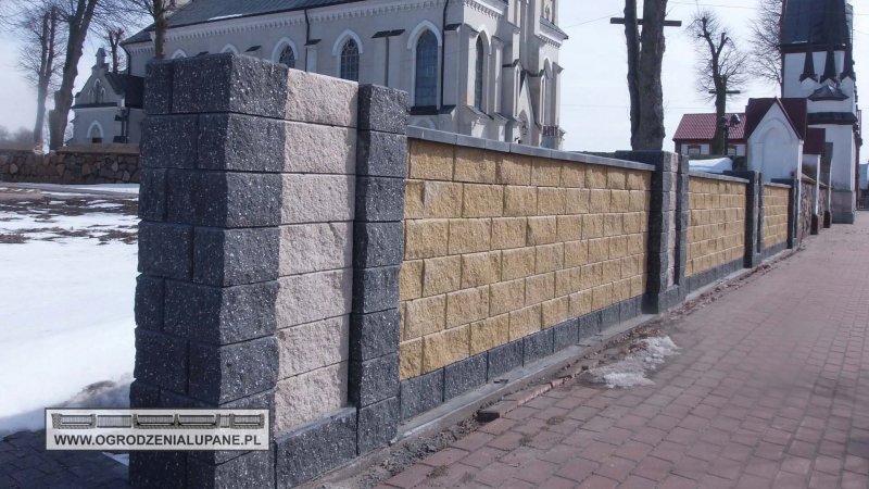 Забор из Бессер блока со штукатуркой