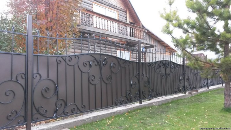 Кованые заборы для газона