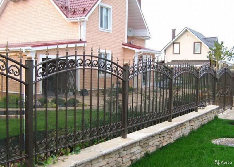 Забор из профлиста с палисадником