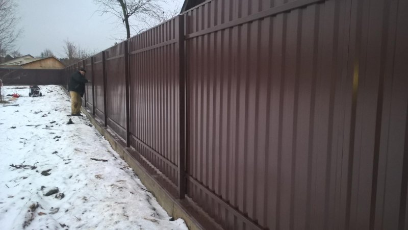 Забор из профнастила лагами наружу