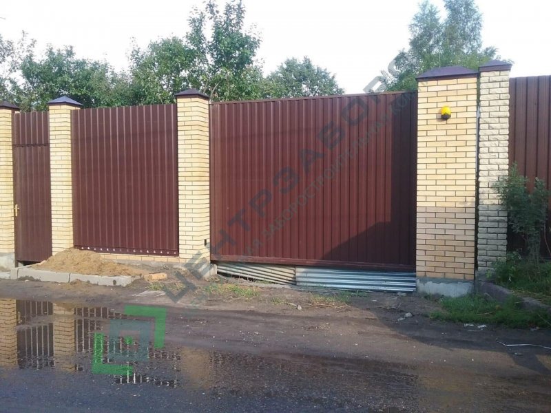 Забор с кирпичными столбами на ленточном