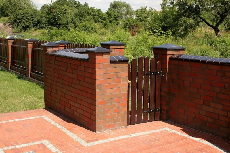 Забор с колоннами из кирпича
