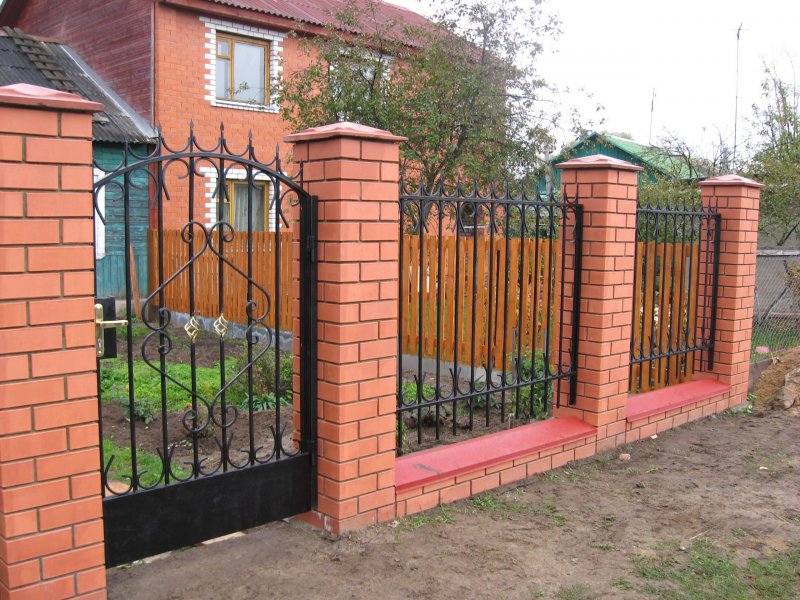 Кирпичный забор