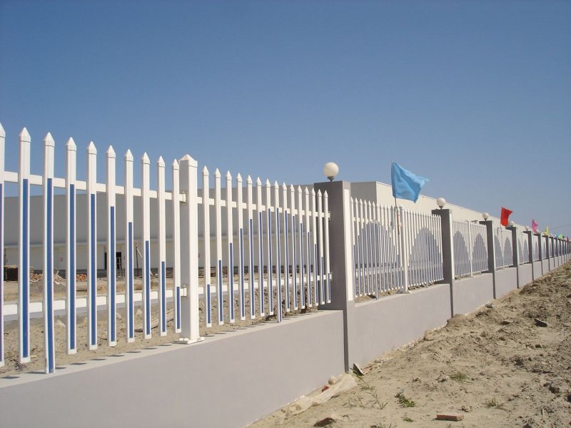Забор из пластиковых труб