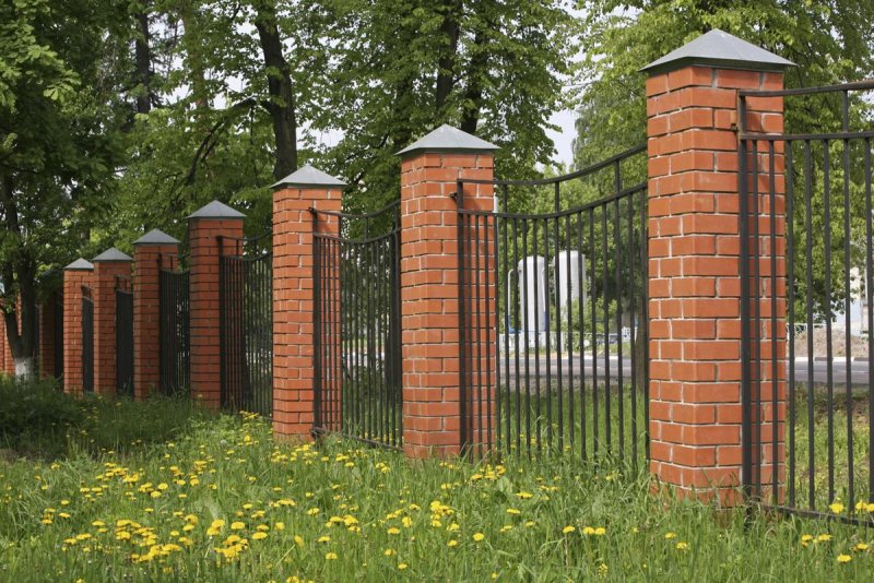 Красивые столбики для забора из кирпича