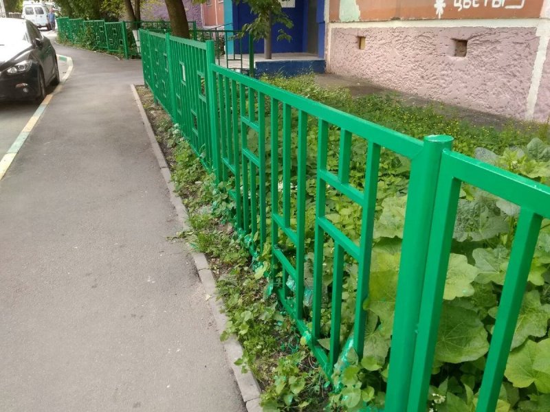 Забор в палисаднике в многоквартирном доме