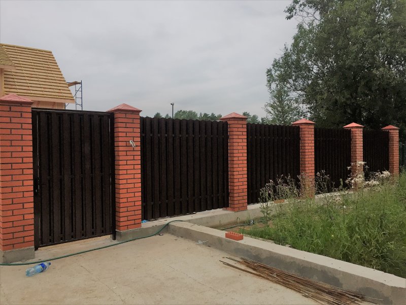 Столбики из кирпича для забора