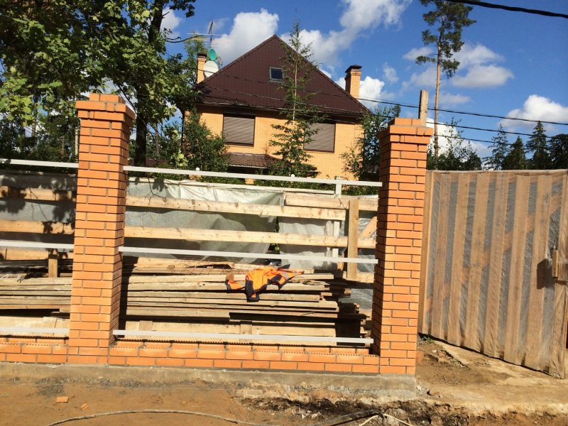 Кирпичные столбики для забора