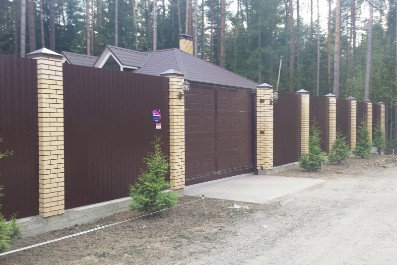 Забор с кирпичными столбами с профнастилом