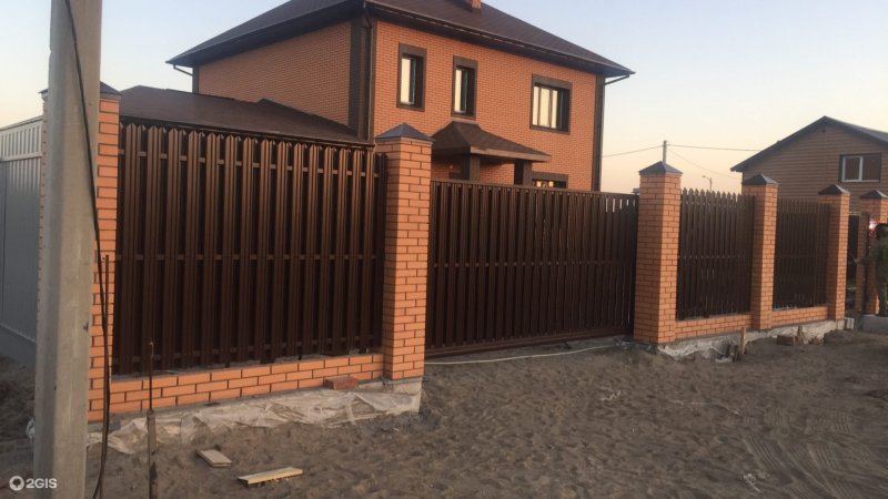Забор из евроштакетника с кирпичными столбами