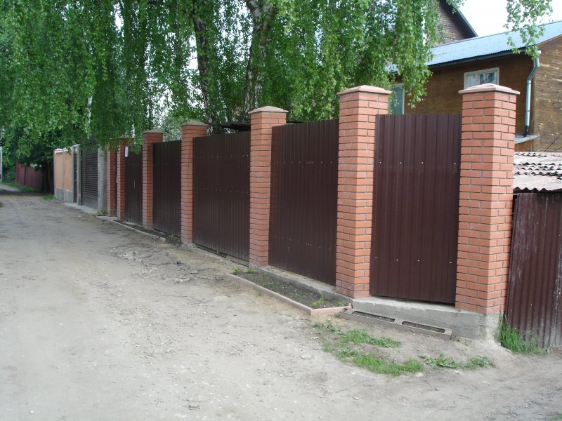 Забор на кирпичных Столбах металлопрофиль