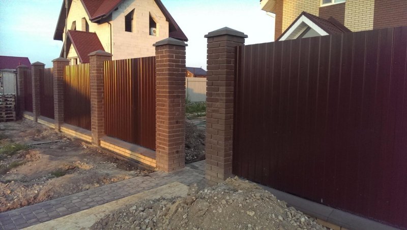 Столбы из темного кирпича для забора