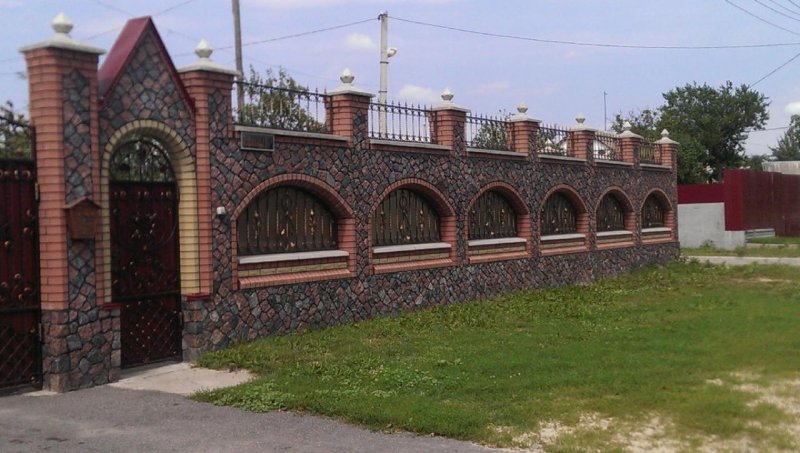 Самые красивые каменно-кирпичные заборы