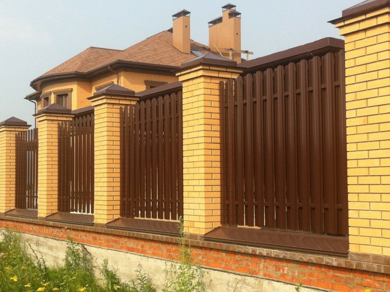 Забор с кирпичными колоннами