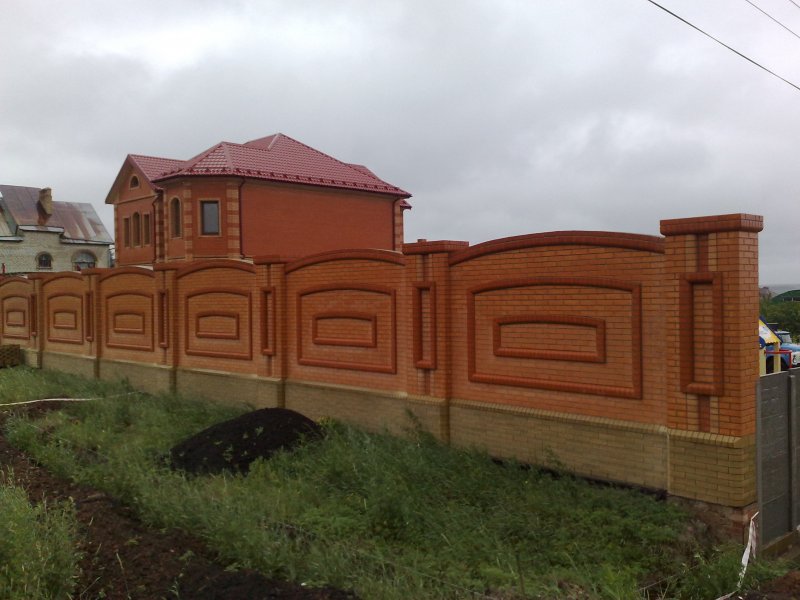 Красивый забор из красного кирпича