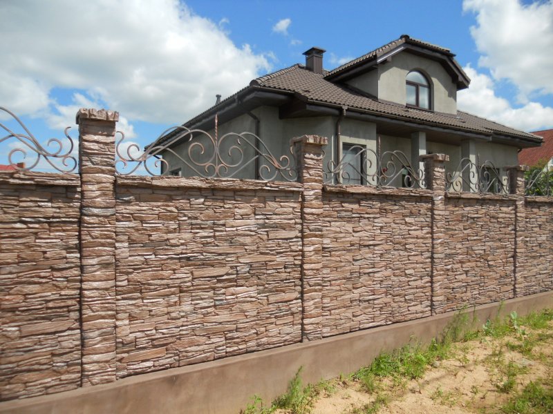 Покраска бетонного забора
