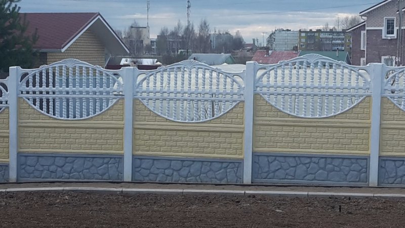 Высокий каменный забор