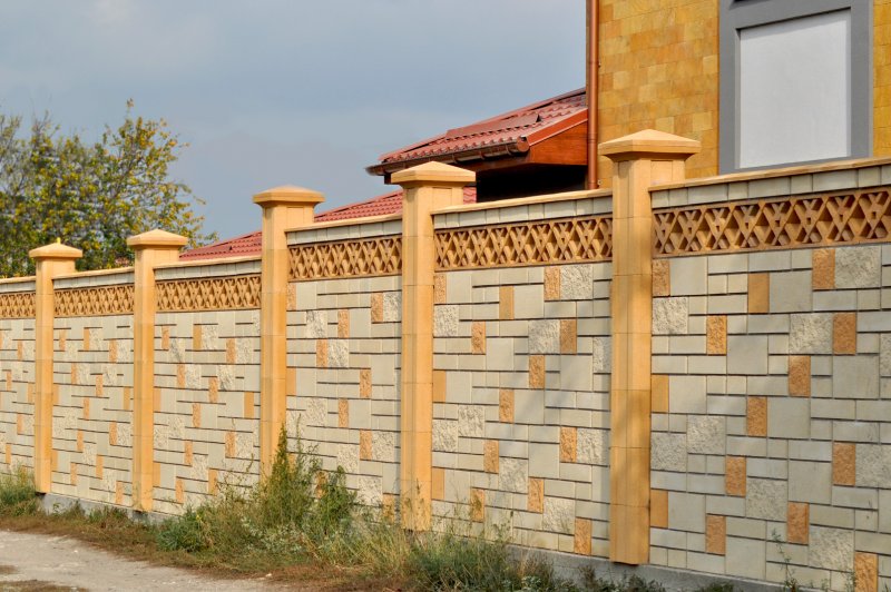 Еврозабор из бетона и горбыля