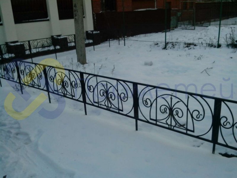 Невысокие кованые заборчики