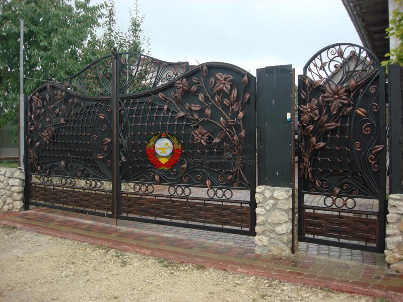 Кованые ворота с листьями