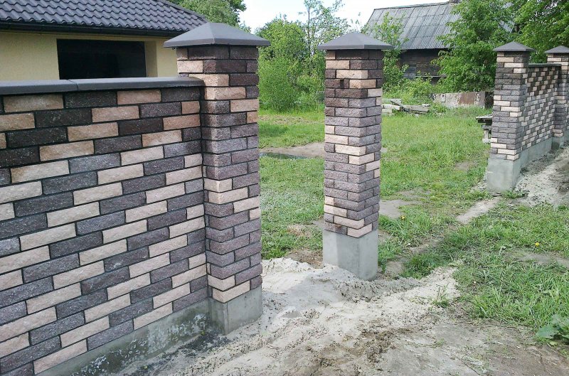 Фасадный забор с кирпичными столбами