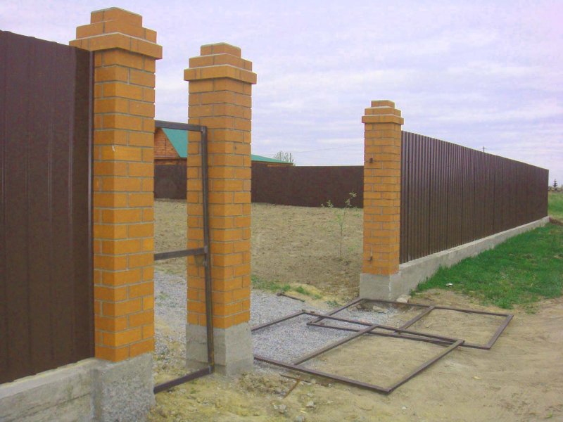 Кирпичные столбы из красного кирпича